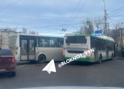 Большая авария с двумя пассажирскими автобусами перекрыла проезд в Воронеже