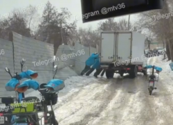 Курьеры вытолкали газель из ледяного плена в Воронеже 