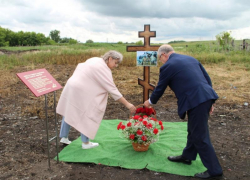 В Воронежской области на месте гибели летчиков во время мятежа установили Поклонный крест 