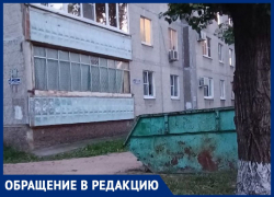 Зловонный мусорный бак поставили под окна жителей многоэтажки около ВАТУ в Воронеже