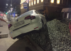 В центре Воронежа автомобиль повис на горе щебня после ДТП 