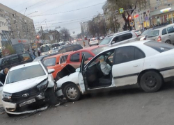 Центр Воронежа парализовало крестообразной пробкой из-за аварии