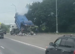 «Вонючий случай»: на видео попал горящий мусоровоз на выезде из Воронежа