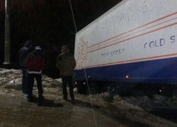 В Воронежской области на скользкой дороге фура вылетела в кювет