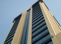 Упавшим со стройки «Галереи Чижова» оказался 19-летний парень