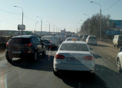 Автомобилистов подстерегают жуткие пробки на въезде в Воронеж
