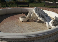 В Воронеже вандалы разгромили сквер на Спортивной набережной