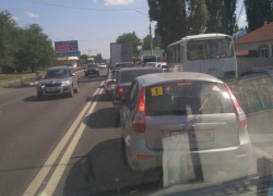 Громадная пробка в Воронеже вынуждает водителей проводить в ней по несколько часов