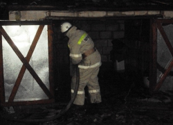 Воронежец погиб на пожаре, где сгорели две машины, гараж и сарай