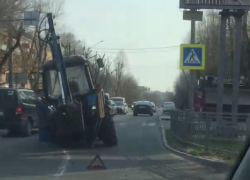 Трактор с оторвавшимся колесом спровоцировал массовое ДТП в Воронеже