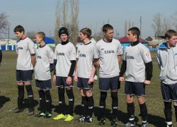 Детей под дулом автомата одели в форму с символикой УГМК