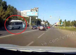 Момент странного ДТП с «Пазиком» и столбом попал на видео в Воронеже