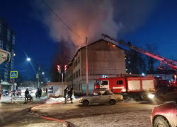 Мощный пожар в заброшенном здании попал на видео в Воронеже
