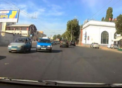 Воронежские автомобилисты чуть не устроили ДТП из-за отсутствия разметки