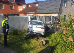 Легковушка после ДТП протаранила забор частного дома в Воронеже, а вторую отбросило на ЛЭП