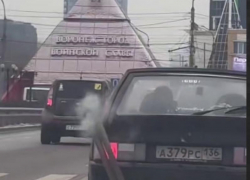 Странный автомобиль попал на видео в Воронеже
