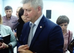 Акции Гусева пошли вниз: с «парашютом» в оскандалившийся облздрав