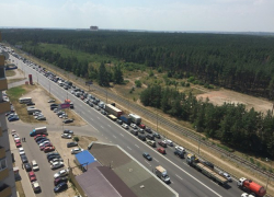 Из-за сильной аварии в Северном микрорайоне Воронежа автомобилисты встали в многокилометровую пробку