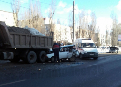 Фото аварии легковушки с КамАЗом в Воронеже опубликовали в Сети
