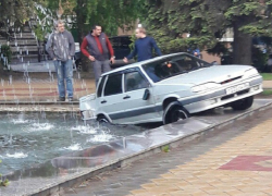 ВАЗ улетел в фонтан в центре Воронежа после столкновения с автобусом