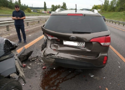 Спорный момент столкновения трех иномарок под Воронежем попал на видео 