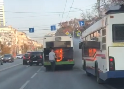 Загоревшийся автобус сняли на видео в центре Воронежа