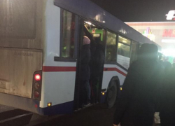 В Воронеже набитый автобус сломался от перегруза