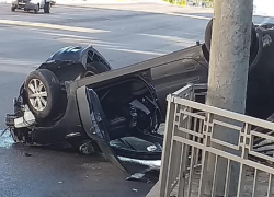 Опубликовано видео с места ДТП с перевернутой иномаркой в Воронеже 