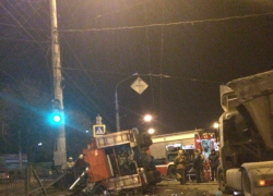 В Воронеже перевернулась пожарная машина, столкнувшись с фурой 