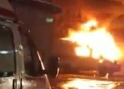 На видео попало, как огонь уничтожает скорую в Воронеже 