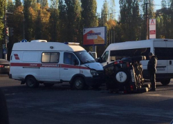 В Воронеже "скорая" с пациентом столкнулась с Suzuki