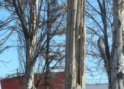 Электрический столб из последних сил держится в Воронеже