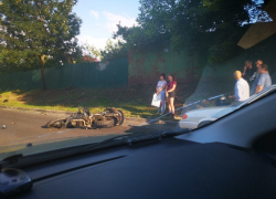 На Грамши в Воронеже байкер снес перебегавшего дорогу пешехода