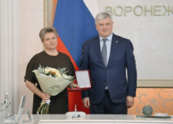 Почетный знак из рук губернатора получила глава минприроды Воронежской области Наталья Ветер 