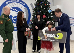 Сенатор Нетесов вручил подарок воронежской девочке