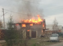 Охваченный огнем частный дом сняли  под Воронежем