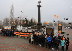 На День героев Отечества воронежские школьники выпустили в небо полсотни воздушных шаров