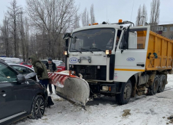 Снегоуборщик разбил автомобиль на парковке гипермаркета в Воронеже