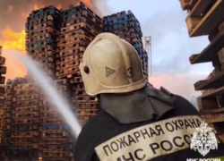 На видео попало, как к тушению промзоны в Воронеже привлекли пожарный поезд