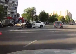 Последствия встречи Mazda с ковшом трактора сняли в Воронеже