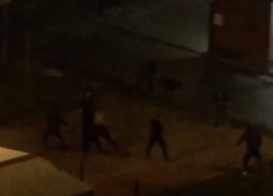 Массовую драку с дубинками и травматами сняли на видео в Воронеже