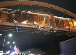 В столкновении фуры с пешеходным мостом под Воронежем пострадали 2 человека