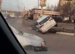 Оседлавшую забор Kia показали на видео в Воронеже