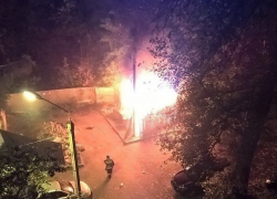 Бомжи устроили пожар около «Макдональдса» в центре Воронежа 