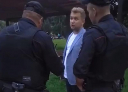 Толпа москвичей с криками «АУЕ» напала на воронежского депутата Госдумы