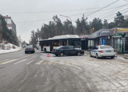 Водитель автобуса спровоцировал ДТП с иномаркой в Воронеже 