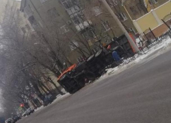 Опубликовано фото перевернувшегося в центре Воронежа КамАЗа