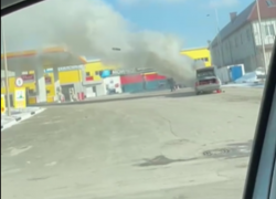 Горящую на заправке Audi сняли на видео в Воронеже