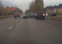 В Воронеже ДТП с подпрыгнувшей машиной попало на видео