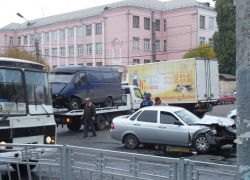 В Воронеже на 9 Января столкнулись «Газель» и «Приора»: образовалась пробка